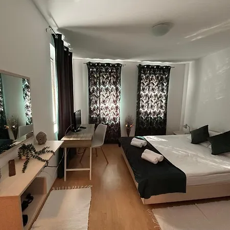 Forest Edge Apartment *